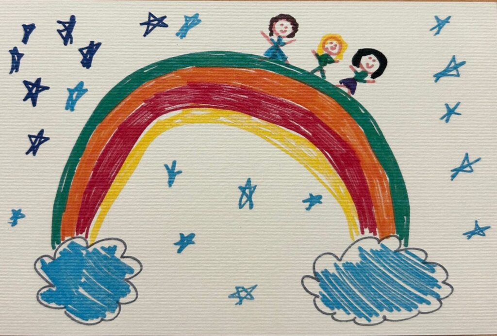 Disegno di bambini con un arcobaleno e le stelle
