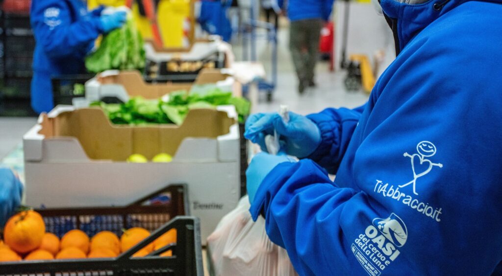 Volontari che preparano la spesa solidale