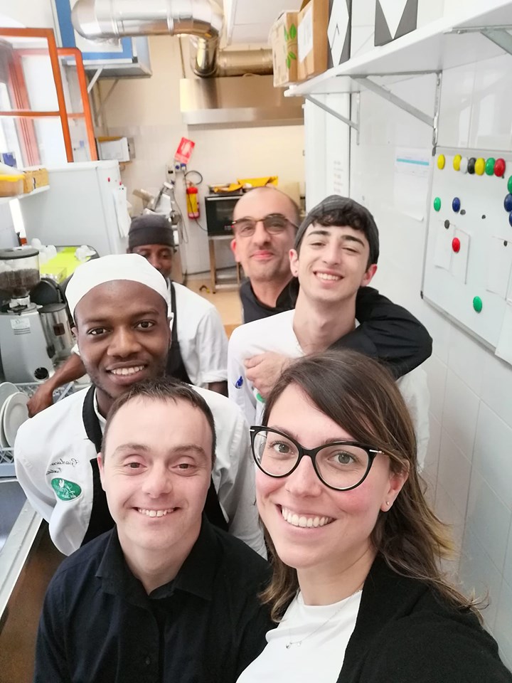 Ragazzi e operatori nella cucina della Cooperativa dei Buoni e Cattivi